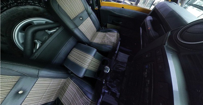 Project Kahn Pickup Leather Interior 360° Tour (Black & Chocolate) for Defender 90 - Image 2