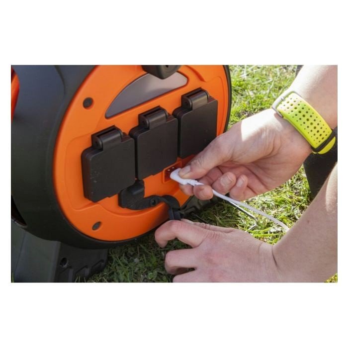 15m Electric Roll Away Extension Lead - Image 3