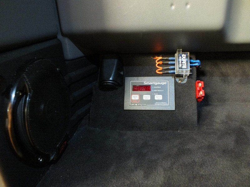 Split Charge Battery System Fitted Package for Defender 90/110/130 - Image 2
