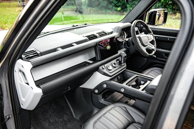 Full Carbon Fiber Steering Wheel for 2020+ Defender 90/110/130 - Image 2