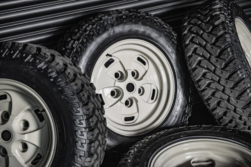 Project Kahn Rostyle Inspired RS-Forged Alloy Wheels and Tires for Defender 110 - Image 6