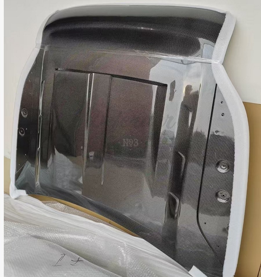 Off-Road Style Dry Carbon Bonnet for 2020+ Defender 90/110/130 - Image 5